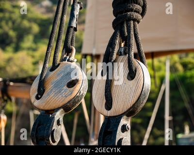 Seilrolle aus Holz, Nahaufnahme an Bord Stockfoto