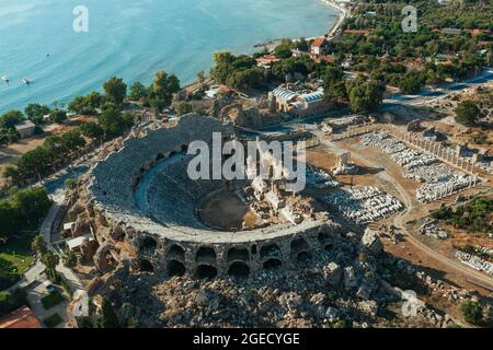 Ruinen der alten Stadt Side und das Amphitheater Foto mit dem Vogelflug Stockfoto