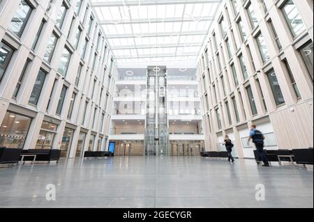 Offenbach, Deutschland. August 2021. Offiziere gehen durch das Foyer während einer Führung durch das neue Polizeihauptquartier in Südosthessen. Quelle: Sebastian Gollnow/dpa/Alamy Live News Stockfoto