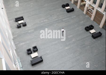 Offenbach, Deutschland. August 2021. Ein Mann spaziert durch das Foyer während einer Führung durch das neue Polizeihauptquartier in Südosthessen. Quelle: Sebastian Gollnow/dpa/Alamy Live News Stockfoto