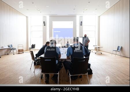 Offenbach, Deutschland. August 2021. Während einer Führung durch das neue Polizeipräsidium Südost-Hessen kommen Beamte in einem Konferenzraum zusammen. Quelle: Sebastian Gollnow/dpa/Alamy Live News Stockfoto