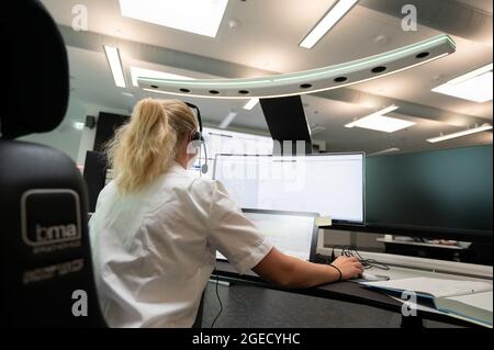 Offenbach, Deutschland. August 2021. Ein Beamter arbeitet in der Kontrollzentrale, wo während einer Führung durch das neue Polizeihauptquartier in Südosthessen Notrufe eintreffen. Quelle: Sebastian Gollnow/dpa/Alamy Live News Stockfoto