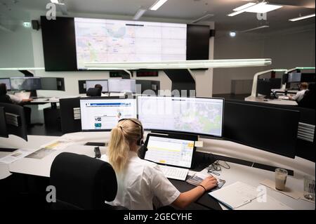 Offenbach, Deutschland. August 2021. Ein Beamter arbeitet in der Kontrollzentrale, wo während einer Führung durch das neue Polizeihauptquartier in Südosthessen Notrufe eintreffen. Quelle: Sebastian Gollnow/dpa/Alamy Live News Stockfoto