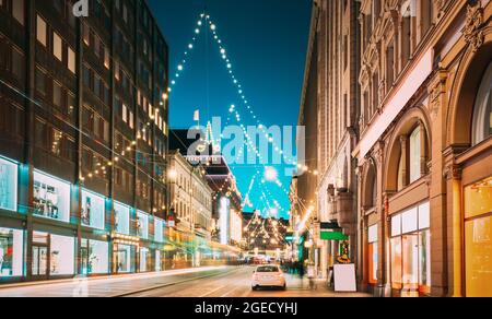 Helsinki, Finnland. Nachtansicht Der Aleksanterinkatu Straße Mit Eisenbahn Im Kluuvi Bezirk Am Abend Weihnachten Weihnachten Neujahr Festliche Beleuchtung Stockfoto