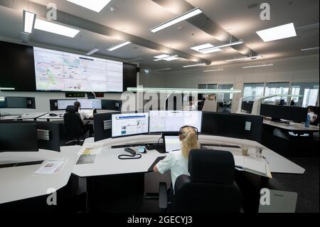 Offenbach, Deutschland. August 2021. Ein Beamter arbeitet in der Kontrollzentrale, wo während einer Führung durch das neue Polizeihauptquartier in Südosthessen Notrufe eintreffen. Quelle: Sebastian Gollnow/dpa/Alamy Live News Stockfoto