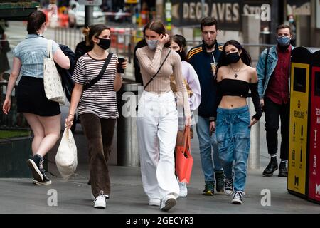 Melbourne, Australien, 7. November 2020. Während des COVID-19 in Melbourne wurden im CBD junge Frauen mit Gesichtsmasken gesehen. Mit über einer Woche Null Fällen in Victoria wird Premier Daniel Andrews voraussichtlich am Sonntag größere Ankündigungen über eine weitere Lockerung der Beschränkungen machen. (Foto von Dave Hewison/Speed Media) Quelle: Dave Hewison/Speed Media/Alamy Live News Stockfoto
