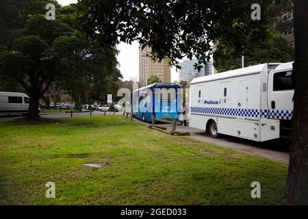 Melbourne, Australien, 5. Juli 2020. Während der COVID-19 am 5. Juli 2020 in Melbourne, Australien, werden in großer Zahl Polizeibeamte in einer vollständigen und vollständigen Sperre von 9 Hochhäusern der wohnkommission in North Melbourne und Flemington beobachtet. Nachdem über Nacht 108 neue Fälle aufgedeckt wurden, kündigte Premier Daniel Andrews am 4. Juli an, dass mit Wirkung um Mitternacht letzte Nacht zwei weitere Vororte durch die Sperrung der Vororte Flemington und North Melbourne in den Vorort aufgenommen wurden. Darüber hinaus wurden neun hohe öffentliche Wohngebäude in diesen Vororten für mindestens fiv schwer gesperrt Stockfoto