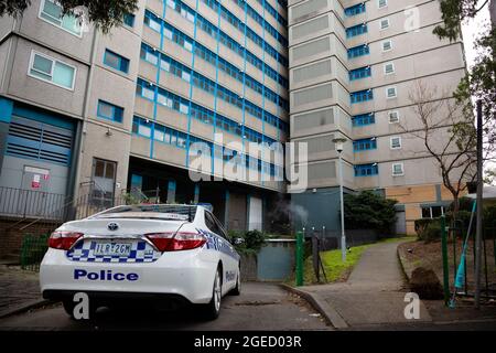 Melbourne, Australien, 5. Juli 2020. Während der COVID-19 am 5. Juli 2020 in Melbourne, Australien, wird ein Polizeiwagen gesehen, der einen Zugangspunkt in der 12 Sutton Street blockiert, inmitten einer vollständigen und vollständigen Sperre von 9 Hochhäusern der wohnkommission in North Melbourne und Flemington. Nachdem über Nacht 108 neue Fälle aufgedeckt wurden, kündigte Premier Daniel Andrews am 4. Juli an, dass mit Wirkung um Mitternacht letzte Nacht zwei weitere Vororte durch die Sperrung der Vororte Flemington und North Melbourne in den Vorort aufgenommen wurden. Darüber hinaus wurden neun hohe öffentliche Wohngebäude in diesen Vororten unter h platziert Stockfoto