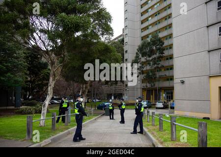 Melbourne, Australien, 5. Juli 2020. Eine große Polizeipräsenz ist an allen betroffenen Türmen inmitten einer vollständigen und vollständigen Sperrung von 9 Hochhäusern der wohnkommission in North Melbourne und Flemington während der COVID-19 am 5. Juli 2020 in Melbourne, Australien, zu beobachten. Nachdem über Nacht 108 neue Fälle aufgedeckt wurden, kündigte Premier Daniel Andrews am 4. Juli an, dass mit Wirkung um Mitternacht letzte Nacht zwei weitere Vororte durch die Sperrung der Vororte Flemington und North Melbourne in den Vorort aufgenommen wurden. Darüber hinaus wurden neun hohe öffentliche Wohngebäude in diesen Vororten unter hartem Lockdow platziert Stockfoto