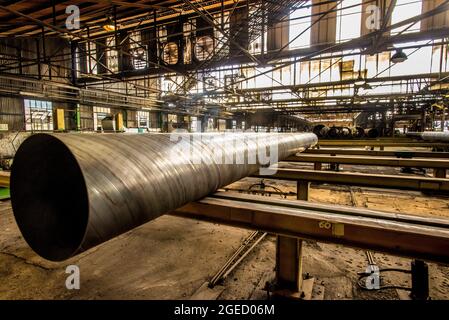 Rohrproduktionsanlage. Große Durchmesser Metallrohre Fabrik Stockfoto