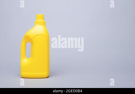 Eine Flasche Waschmittel und Waschmittel. Stockfoto