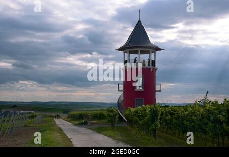 Der Burgunder Aussichtsturm in der Weinbauregion Rheinland-Pfalz, Deutschland. Stockfoto