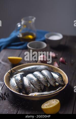 Sardinen und Zutaten der traditionellen mediterranen Küche. Fisch ist in der spanischen Küche weit verbreitet Stockfoto