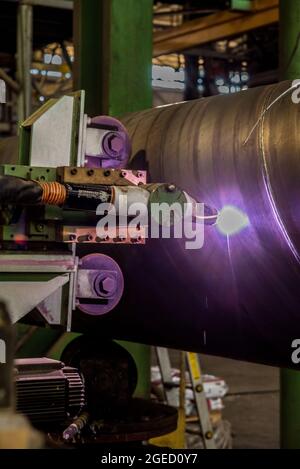 Rohrproduktionsanlage. Großer Durchmesser Metallrohre Fabrik Schweißen das gewalzte Metall Stockfoto