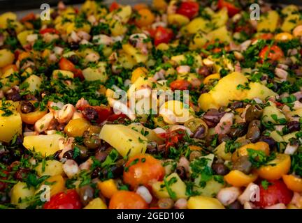 Eine große Platte mit Oktopus-Salat, typisch italienische Küche Stockfoto