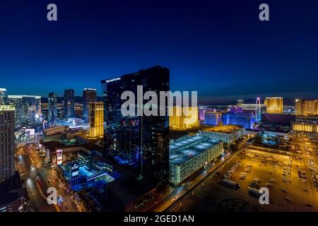 Erhöhten Blick auf den Strip, Las Vegas, Nevada, USA. Hilton Grand Vacations Hotel und Casino in der Mitte. Nacht der Fotografie. Stockfoto