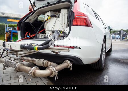 Harrislee, Deutschland. August 2021. Auf dem Gelände des neuen Prüflabors des Kraftverkehrsamtes (KBA) in Harrislee ist an einen Volvo V60 eine mobile Abgasentestanlage (GasPEMSIS) angeschlossen. Quelle: Gregor Fischer/dpa/Alamy Live News Stockfoto