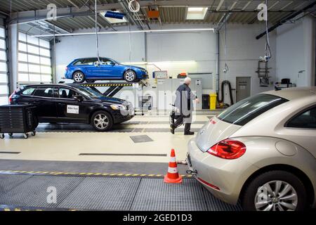 Harrislee, Deutschland. August 2021. Ein Medienvertreter geht durch eine Werkstatt des neuen Prüflabors des Kraftverkehrsamtes (KBA) in Harrislee an verschiedenen Pkw-Modellen vorbei. Quelle: Gregor Fischer/dpa/Alamy Live News Stockfoto