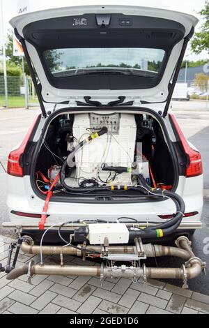 Harrislee, Deutschland. August 2021. Auf dem Gelände des neuen Prüflabors des Kraftverkehrsamtes (KBA) in Harrislee ist an einen Volvo V60 eine mobile Abgasentestanlage (GasPEMSIS) angeschlossen. Quelle: Gregor Fischer/dpa/Alamy Live News Stockfoto