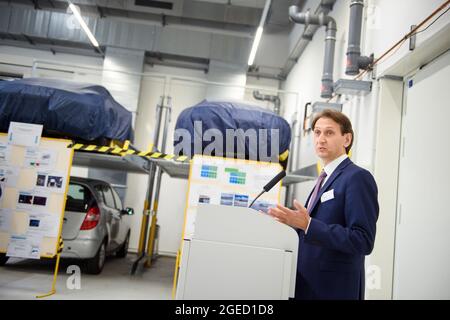 Harrislee, Deutschland. August 2021. Richard Damm, Präsident des Kraftverkehrsamtes (KBA), spricht bei der öffentlichen Präsentation des neuen KBA-Testlabors in Harrislee vor Mitarbeitern und Medienvertretern. Quelle: Gregor Fischer/dpa/Alamy Live News Stockfoto