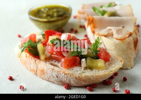 Köstliche Bruschetta-Snacks auf weißem strukturiertem Hintergrund Stockfoto