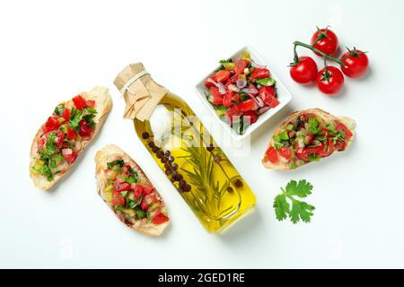 Köstliche italienische Snacks Bruschetta und Zutaten auf weißem Hintergrund Stockfoto