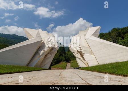 TJENTISTE, BOSNIEN UND HERZEGOWINA - 03. Aug 2018: Das Denkmal der Schlacht von Sutjeska im Tal der Helden in Bosnien und Herzegowina Stockfoto