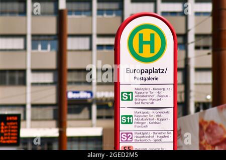 Karlsruhe, Deutschland - August 2021: Straßenbahnhaltestelle 'Europaplatz' im Stadtzentrum Stockfoto