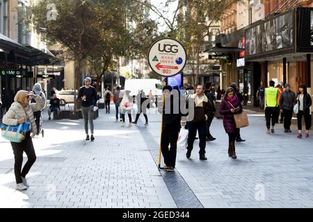 Sydney, Australien, 6. Juli 2020. Auf der Pitt Street Mall können Leute einkaufen. Sydney lockert weiterhin die Sperrungsbeschränkungen, da die Grenze zwischen New South Wales und Victoria am Dienstagabend ab 23.59 Uhr geschlossen wird Kredit: Pete Dovgan/Speed Media/Alamy Live News Stockfoto