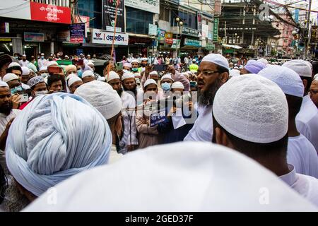 Barishal, Bangladesch. August 2021. Mitglieder der politischen Partei Islam Andolon Bangladesh nehmen an einem Protest Teil, um die Öffnung der Bildungseinrichtung zu fordern, nachdem sie über 519 Tage geschlossen wurde, während die anderen Institutionen am 18. August 2021 in Barishal, Bangladesch, eröffnet wurden. (Foto von Eyepix/Sipa USA) Quelle: SIPA USA/Alamy Live News Stockfoto