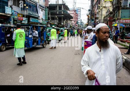 Barishal, Bangladesch. August 2021. Mitglieder der politischen Partei Islam Andolon Bangladesh nehmen an einem Protest Teil, um die Öffnung der Bildungseinrichtung zu fordern, nachdem sie über 519 Tage geschlossen wurde, während die anderen Institutionen am 18. August 2021 in Barishal, Bangladesch, eröffnet wurden. (Foto von Eyepix/Sipa USA) Quelle: SIPA USA/Alamy Live News Stockfoto