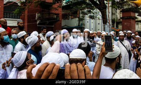 Barishal, Bangladesch. August 2021. Mitglieder der politischen Partei Islam Andolon Bangladesh nehmen an einem Protest Teil, um die Öffnung der Bildungseinrichtung zu fordern, nachdem sie über 519 Tage geschlossen wurde, während die anderen Institutionen am 18. August 2021 in Barishal, Bangladesch, eröffnet wurden. (Foto von Eyepix/Sipa USA) Quelle: SIPA USA/Alamy Live News Stockfoto