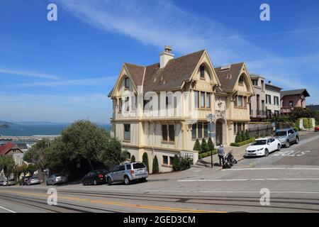 San FRANCISCO, USA - 8. APRIL 2014: Wohnarchitektur im Tudor Revival-Stil in San Francisco, USA. Häuser des russischen Hügels. Stockfoto