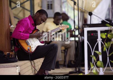 PORT AU PRINCE, HAITI - 02. Jul 2017: Eine Gruppe von Schülern in Haiti während ihres Musikunterrichts Stockfoto