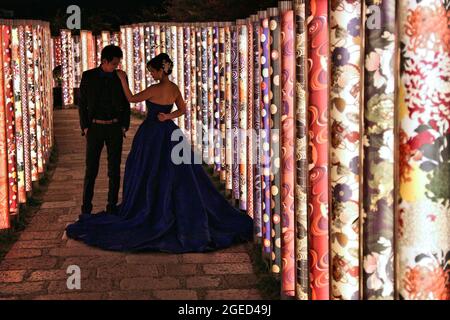 KYOTO, JAPAN - 25. NOVEMBER 2016: Menschen besuchen den Arashiyama Kimono Forest in Kyoto, Japan. Kimono Forest ist eine Touristenattraktion mit verschiedenen J Stockfoto