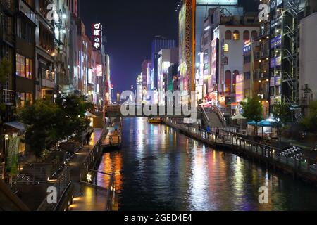 OSAKA, JAPAN - 21. NOVEMBER 2016: Besucher besuchen das Nachtgebiet Dotonbori in Osaka, Japan. Dotonbori ist das Hauptunterhaltungsgebiet von Osaka. Stockfoto