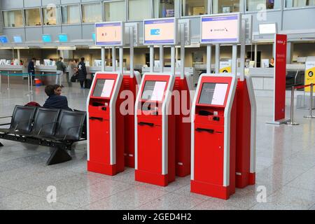 FRANKFURT, DEUTSCHLAND - 6. DEZEMBER 2016: Passagiere besuchen Terminal 2 des Frankfurter Flughafens in Deutschland. Es ist der verkehrsreichste Flughafen in Deutschland Stockfoto