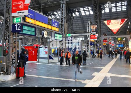 FRANKFURT, DEUTSCHLAND - 6. DEZEMBER 2016: Passagiere besuchen den Frankfurter Hauptbahnhof in Deutschland. Es gehört mit 450,0 zu den 5 verkehrsreichsten Stationen in Europa Stockfoto