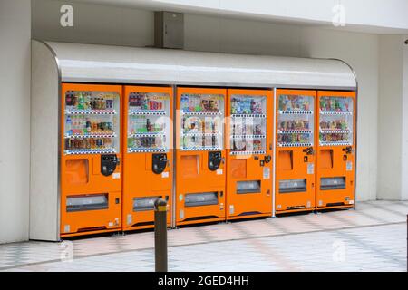 OSAKA, Japan - 23. NOVEMBER 2016: Automaten in Osaka, Japan. Japan ist bekannt für seine Automaten, mit mehr als 5,5 Millionen Maschinen nati Stockfoto