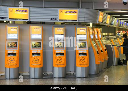 FRANKFURT, DEUTSCHLAND - 6. DEZEMBER 2016: Passagiere besuchen Terminal 1 des Internationalen Flughafens Frankfurt in Deutschland. Es ist der verkehrsreichste Flughafen in Deutschland Stockfoto