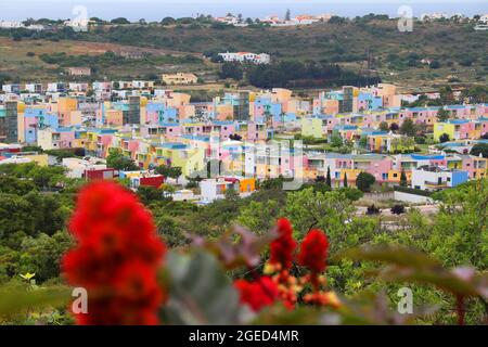 ALBUFEIRA, PORTUGAL - 30. MAI 2018: Farbenfrohe Architektur durch den Jachthafen von Albufeira, Portugal. Die Stadt ist ein beliebtes Reiseziel und hat Zeichen Stockfoto