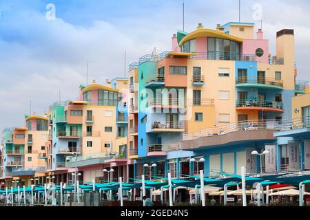 ALBUFEIRA, PORTUGAL - 30. MAI 2018: Farbenfrohe Architektur durch den Jachthafen von Albufeira, Portugal. Die Stadt ist ein beliebtes Reiseziel und hat Zeichen Stockfoto