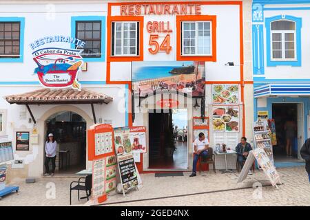 ALBUFEIRA, PORTUGAL - 30. MAI 2018: Menschen besuchen Restaurants in der Innenstadt von Albufeira, Portugal. Die Stadt ist ein beliebtes Touristenziel und hat Signif Stockfoto