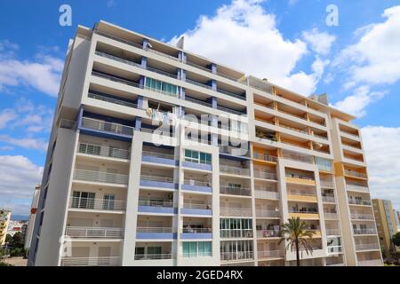 PORTIMAO, PORTUGAL - 28. MAI 2018: Apartment- und Hotelgebäude mit gemischter Nutzung in der Region Algarve, Portugal. Die Küstenregion der Algarve zieht mehr als 17 Besucher an Stockfoto