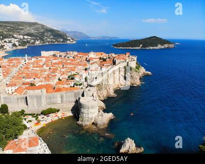 Dubrovnik Wahrzeichen der Stadt, Kroatien. Mittelalterliche Stadtmauer. Luftaufnahme von Dubrovnik. Stockfoto