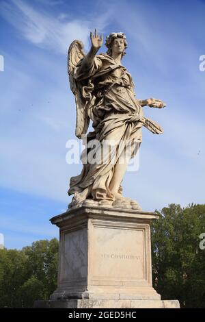 Engelsstatue in Rom, Italien. Engelskulpturen der Ponte Sant'Angelo (Engelsbrücke). Stockfoto