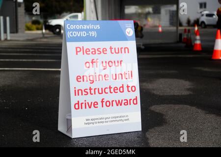 Colac, Australien, 21. Juli 2020. Ein Schild an einer Pop-up-Stelle in Colac Area Health aufgrund von COVID-19 .Da Victoria über Nacht 374 neue Fälle mit 3 weiteren Todesfällen verzeichnet hat, sind die Mitarbeiter im Gesundheitswesen in der Colac Drive Through Testanlage in der Region Victoria beschäftigt. Quelle: Brett Keating/Speed Media/Alamy Live News Stockfoto