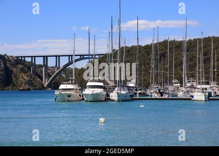 SKRADIN, KROATIEN - 14. JULI 2021: Segelboote in Skradin ACI Marina festgemacht. ACI (Adriatic Croatia International Club) betreibt hochwertige Yachthäfen in C Stockfoto