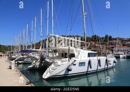 SKRADIN, KROATIEN - 14. JULI 2021: Lagunen-Katamaran in Skradin Marina. Lagoon Katamaran Unternehmen ist im Besitz von Beneteau Boot Manufacturing Company. Stockfoto