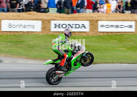 Kawasaki ZX-10R, ein Motorrad, das beim Goodwood Festival of Speed Autorennen 2014 die Bergaufstiegsstrecke hochfährt. Stockfoto